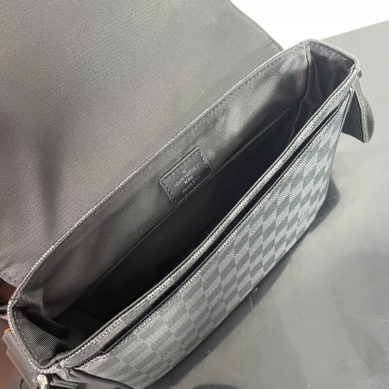 Louis Vuitton Damier Graphite District Messenger Laptop Bag – I