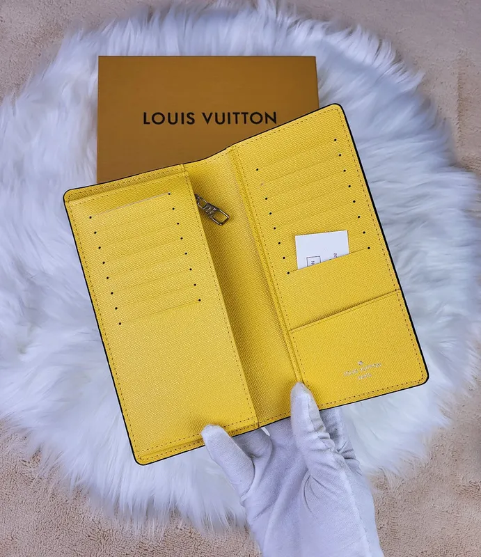 Louis Vuitton AAA+wallets #999935980 