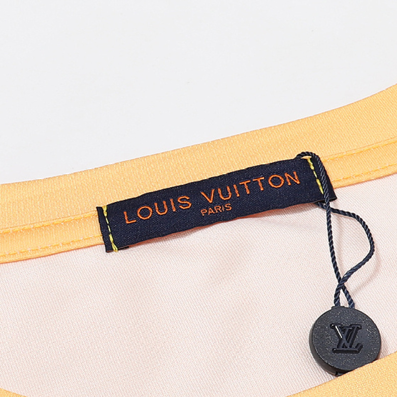 Shop Louis Vuitton Luxury T-Shirts (1A99ZM, 1A99ZL, 1A99ZK, 1A99ZX