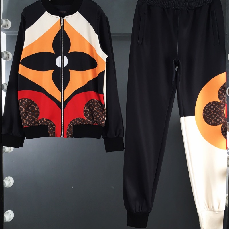 Louis Vuitton new Fashion Tracksuits for Women #A22403
