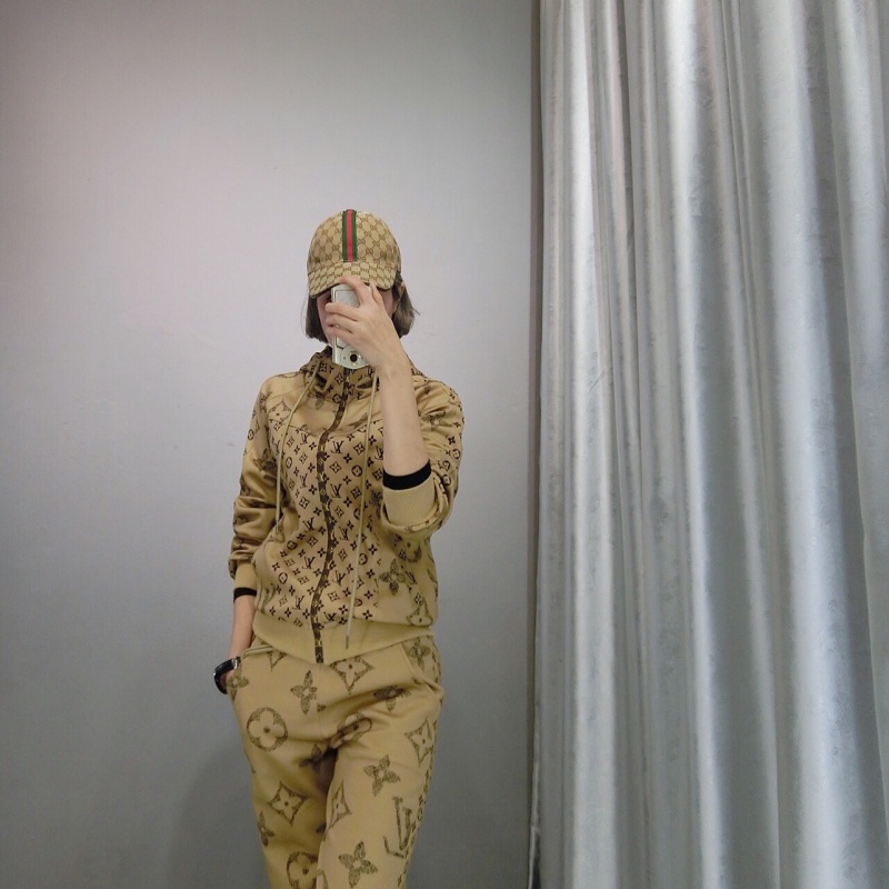 Louis Vuitton new Fashion Short Tracksuits for Women #A22345 
