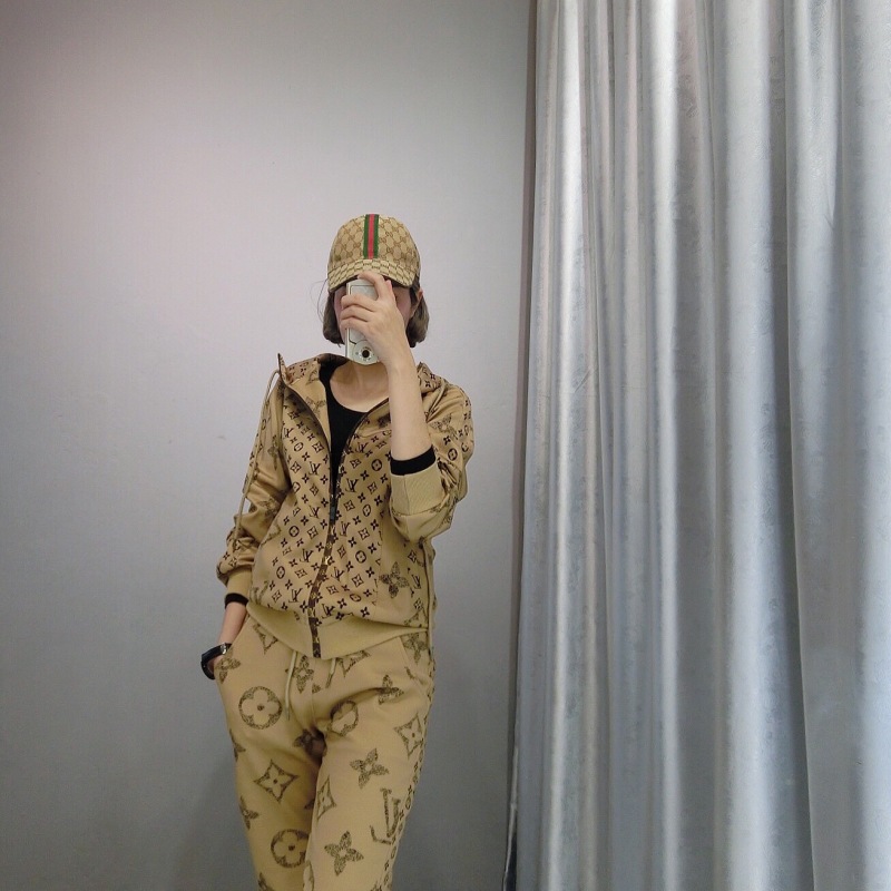 Louis Vuitton new Fashion Short Tracksuits for Women #A22346 